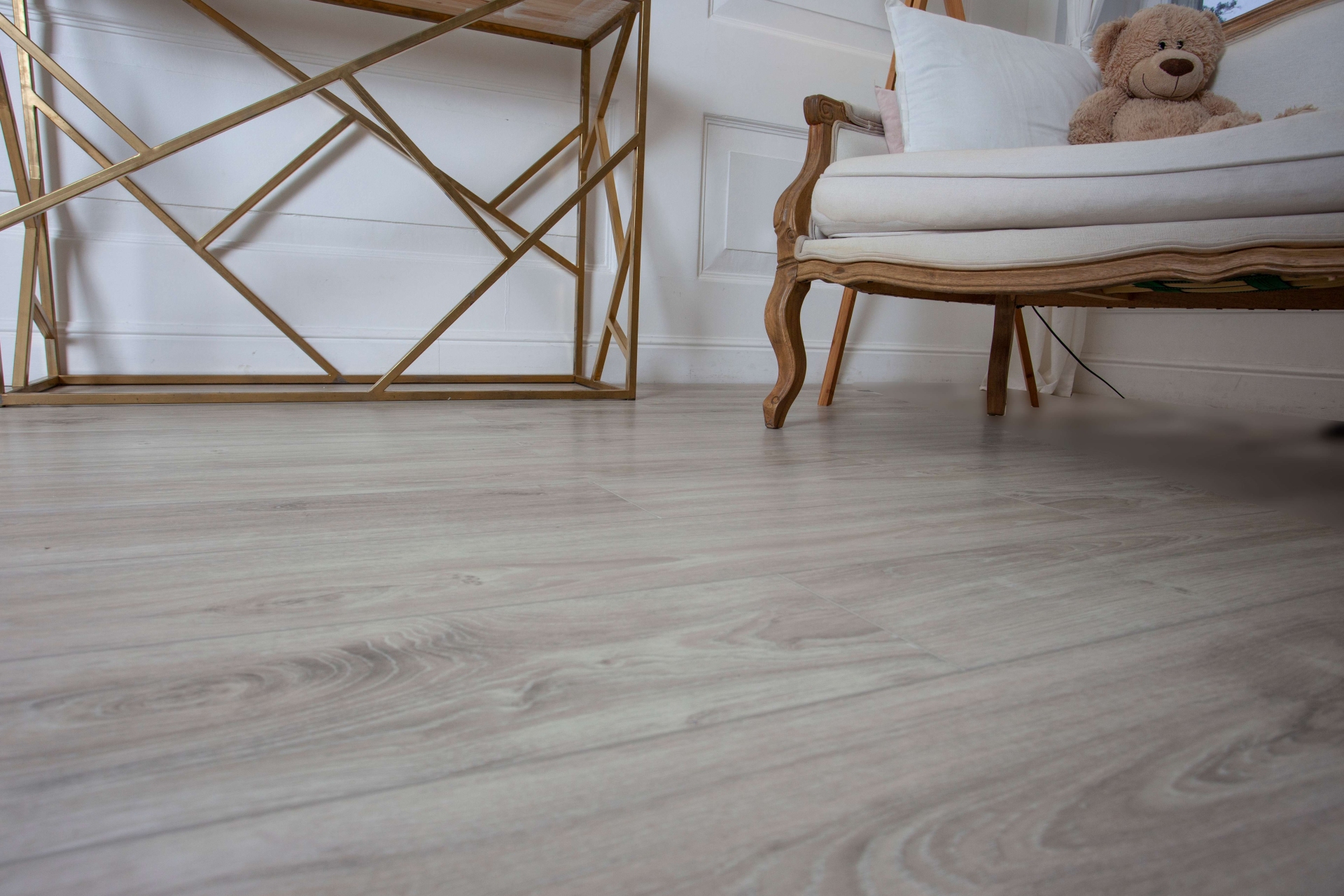 Усовершенствованная кварц-виниловая плитка «Damy Floor» Дуб Белый (1227*187*2,5 мм) — купить в Лесном